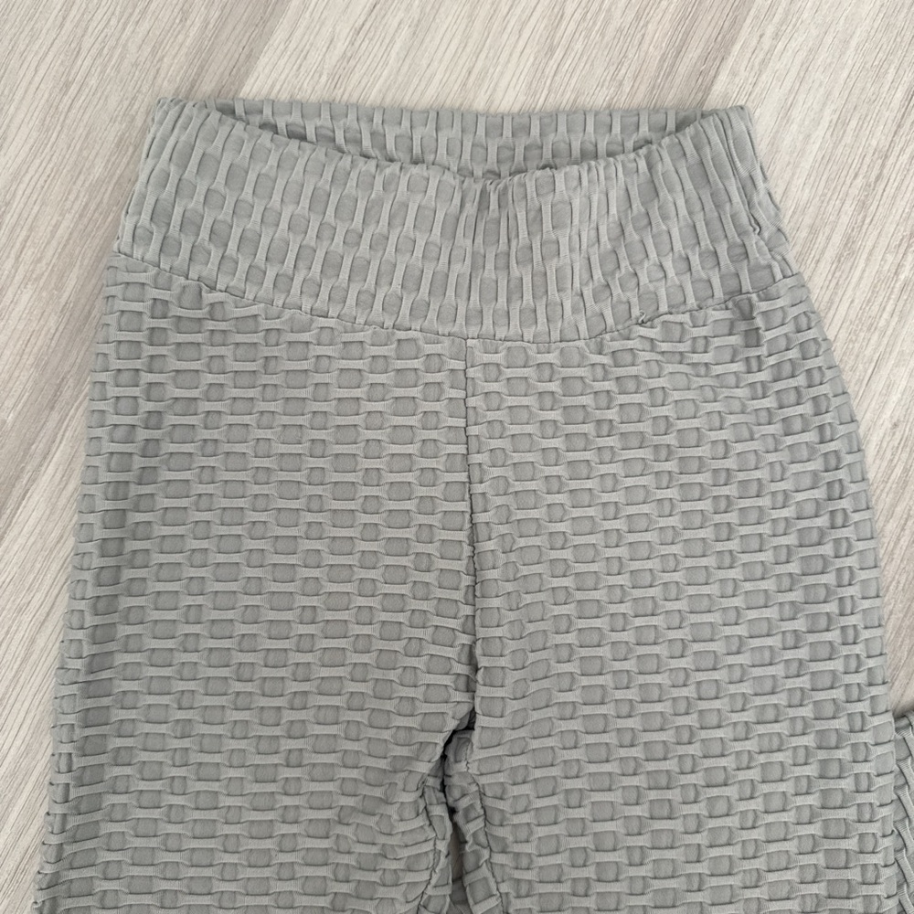 Women's Gray Textured Leggings - Picture 3 of 4